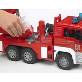 bruder 02771 - MAN TGA brandweerwagen met draailadder | Met waterfunctie en licht- en geluidsmodule, brandweerwagen, hulpverleningsvoertuig, speelgoed vanaf 4 jaar, 1:16