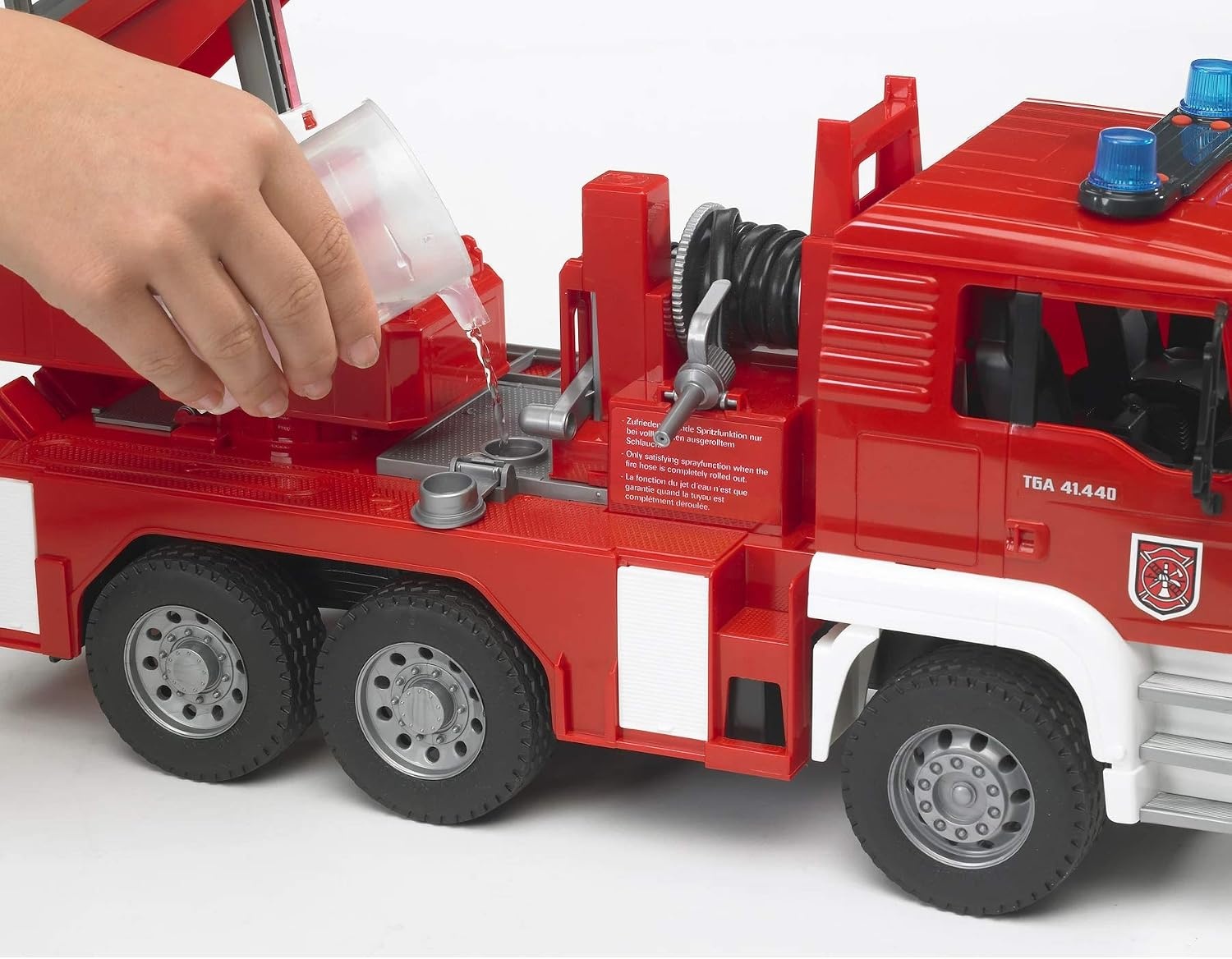 bruder 02771 - MAN TGA brandweerwagen met draailadder | Met waterfunctie en licht- en geluidsmodule, brandweerwagen, hulpverleningsvoertuig, speelgoed vanaf 4 jaar, 1:16