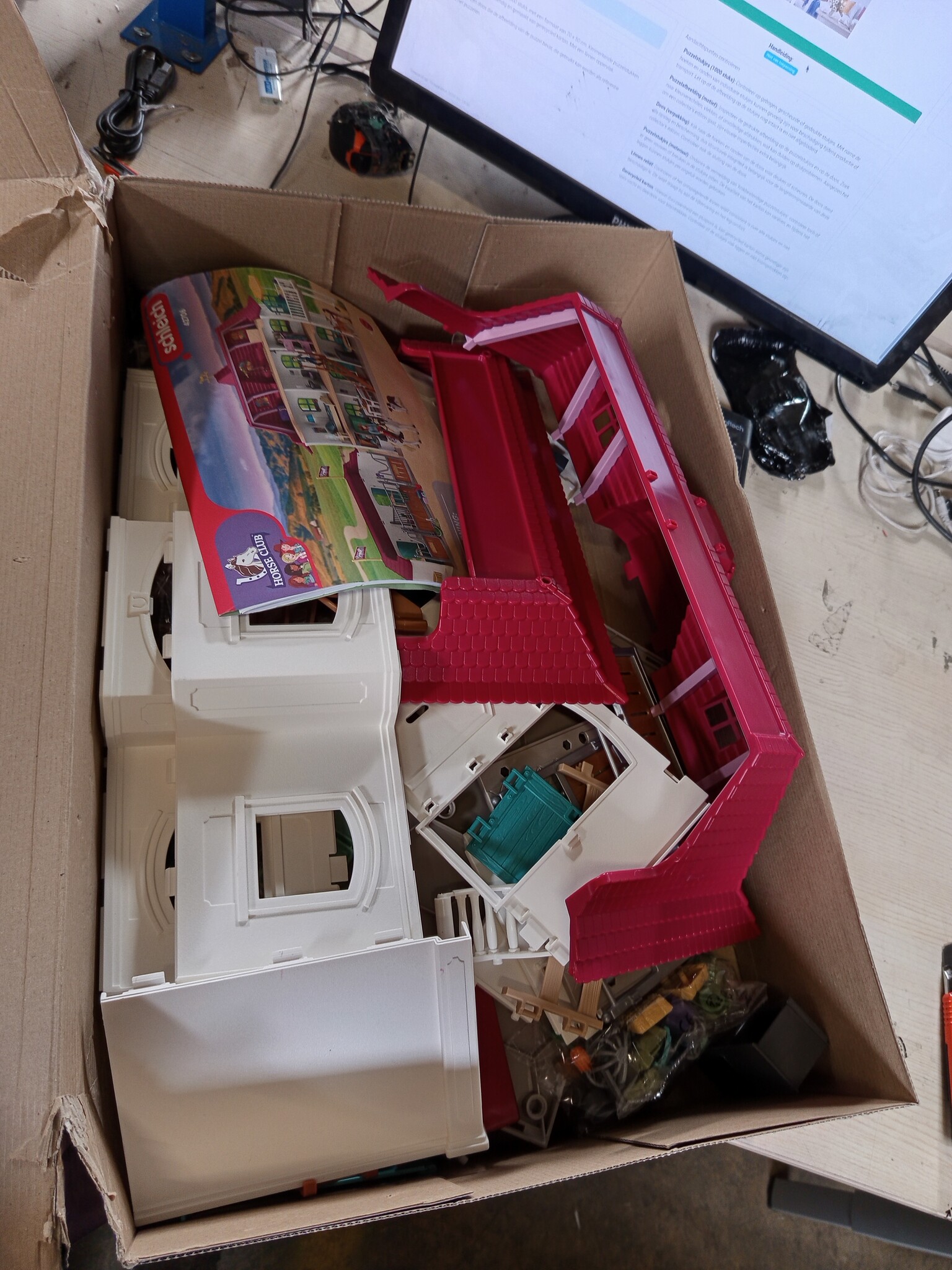schleich HORSE CLUB | Lakeside manege 42706 | vanaf 5 jaar | 179 delen | Huis, stal, paarden, hond & familie Kramer | Schleich paardenaccessoires | cadeau-idee kinderen | speelgoed vanaf 5 jaar
