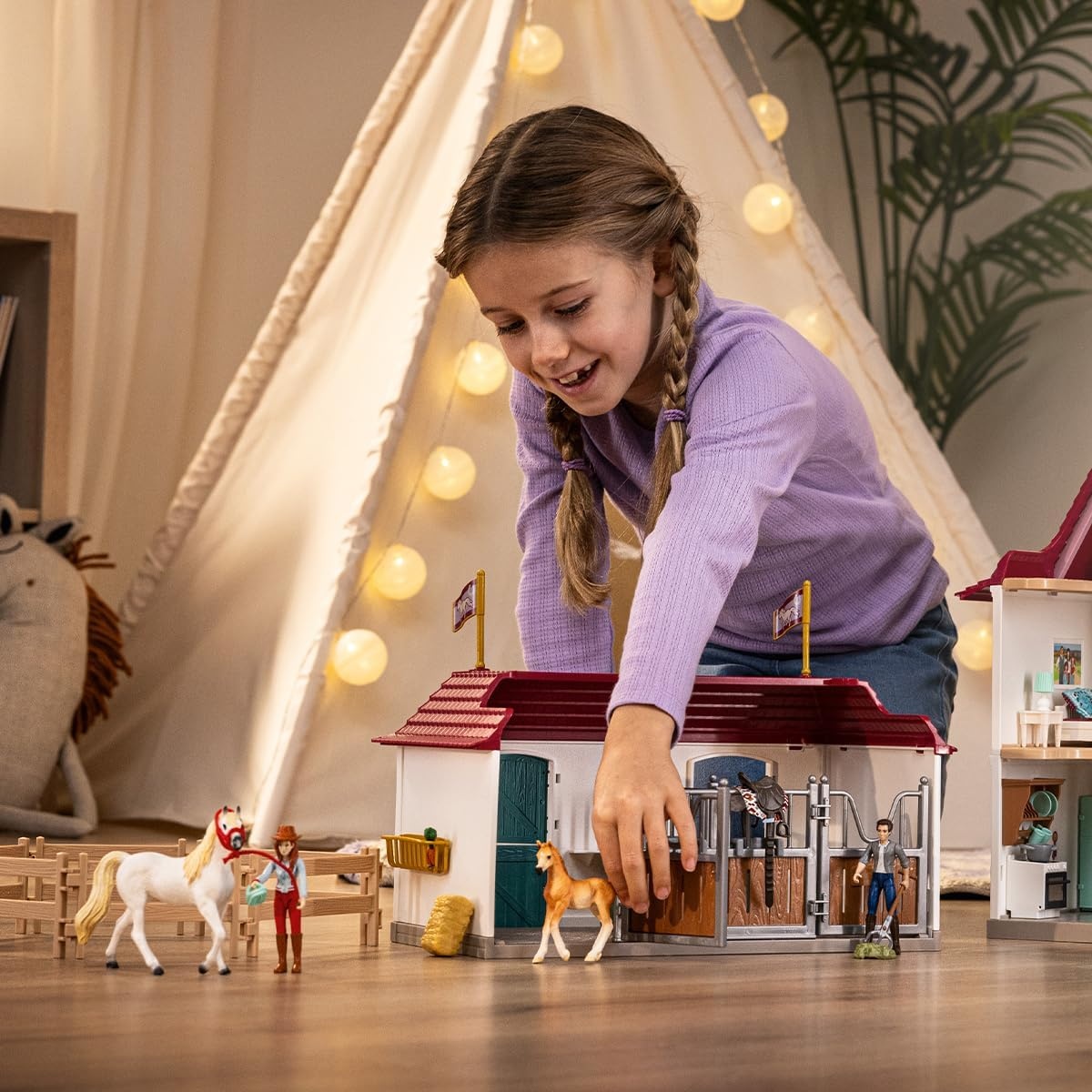schleich HORSE CLUB | Lakeside manege 42706 | vanaf 5 jaar | 179 delen | Huis, stal, paarden, hond & familie Kramer | Schleich paardenaccessoires | cadeau-idee kinderen | speelgoed vanaf 5 jaar