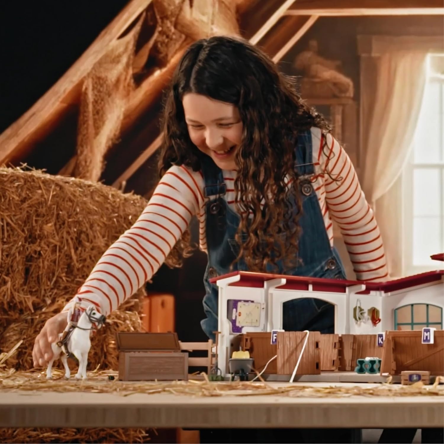 schleich HORSE CLUB Riding Hall Peppertree 42639 With obstacles, paddock and lots of accessories Nice gift for girls and boys earth toys from 5 years Set of 179 pieces | With obstacles, paddock and many accessories, great gift for girls and boys, horse to