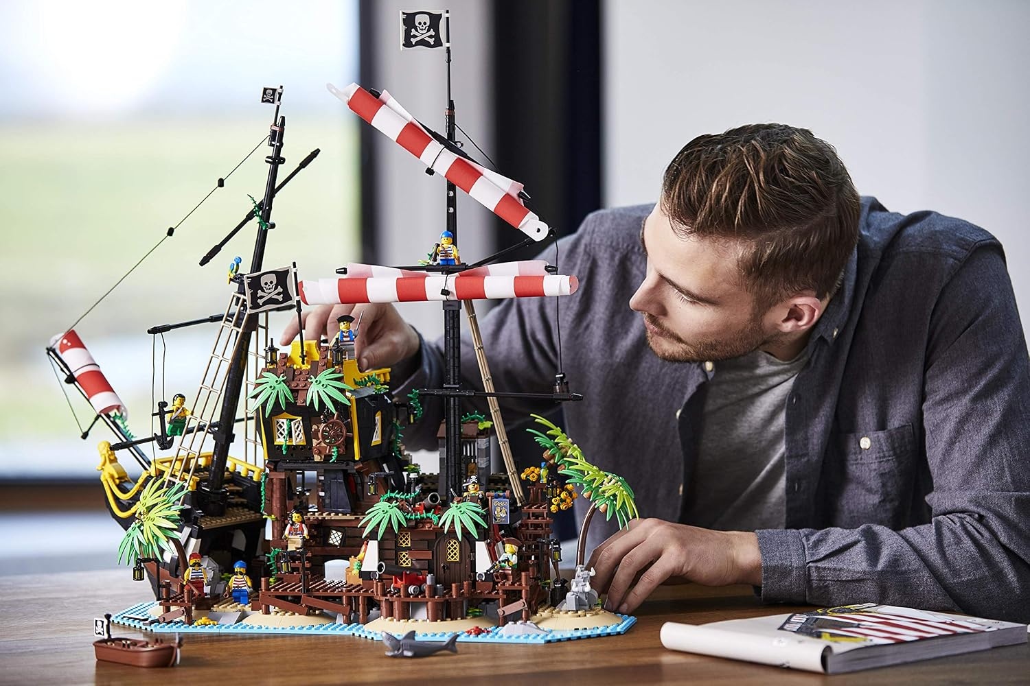 LEGO Ideas Piraten van Barracuda Bay (21322) - 2545 Delen | 35% Korting