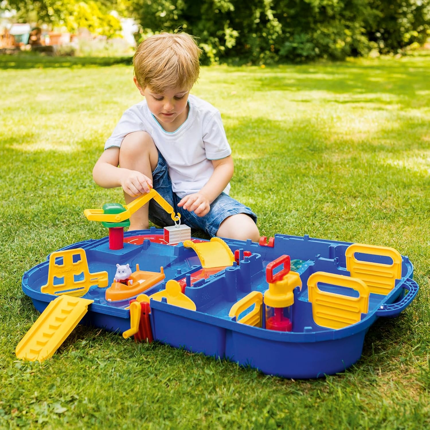 AquaPlay - LockBox - waterbaan als transportkoffer met 27 delen, speelset inclusief 1 Hippo Wilma, amfibieauto en containerboot, voor kinderen vanaf 3 jaar, 8700001516, blauw