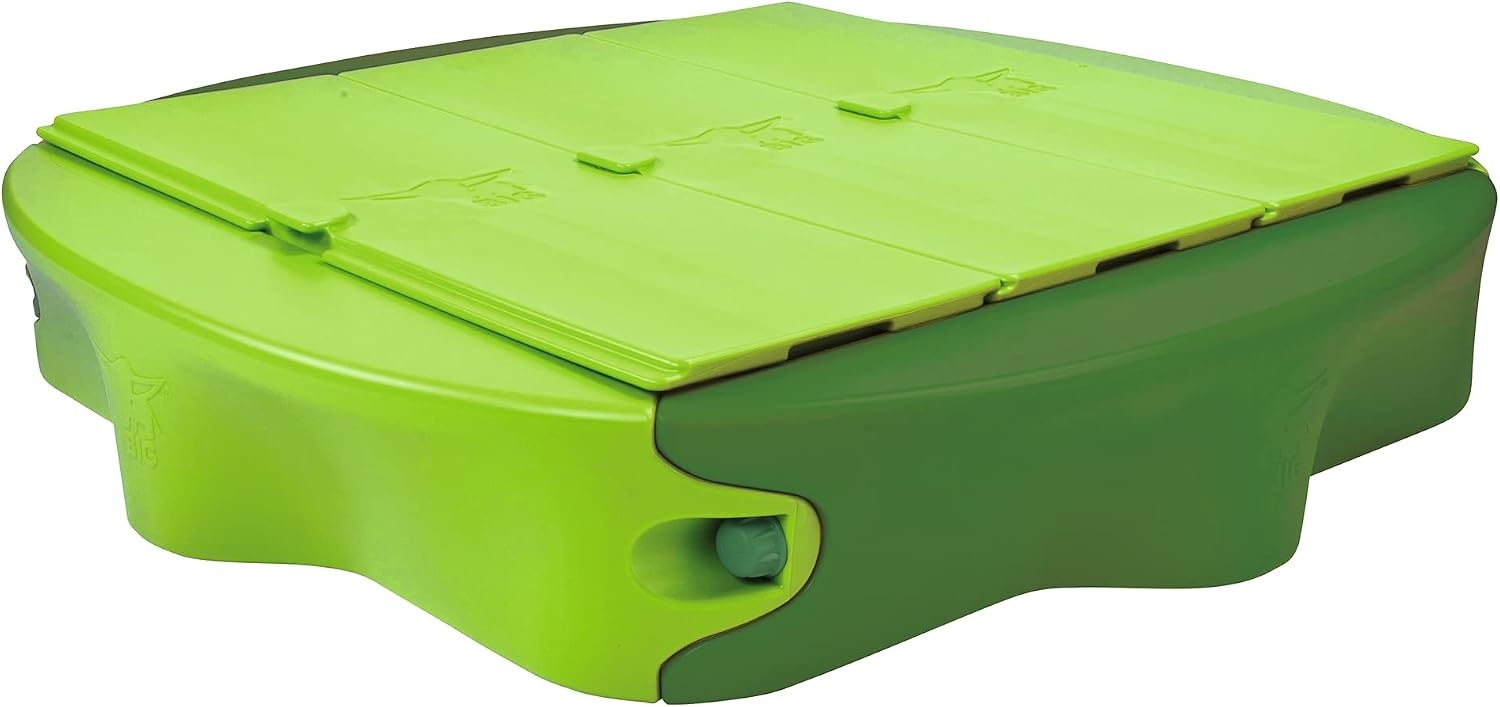 BIG Spielwarenfabrik 800056733 Sandy met harde kaft, zandbak met speelbare afdekking, comfortabel zitvlak, UV-bestendig en weerbestendig kunststof, 138 x 138 cm, voor kinderen vanaf 1 jaar, lichtgroen/donkergroen