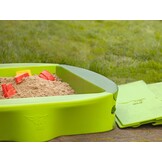 BIG Spielwarenfabrik 800056733 Sandy met harde kaft, zandbak met speelbare afdekking, comfortabel zitvlak, UV-bestendig en weerbestendig kunststof, 138 x 138 cm, voor kinderen vanaf 1 jaar, lichtgroen/donkergroen