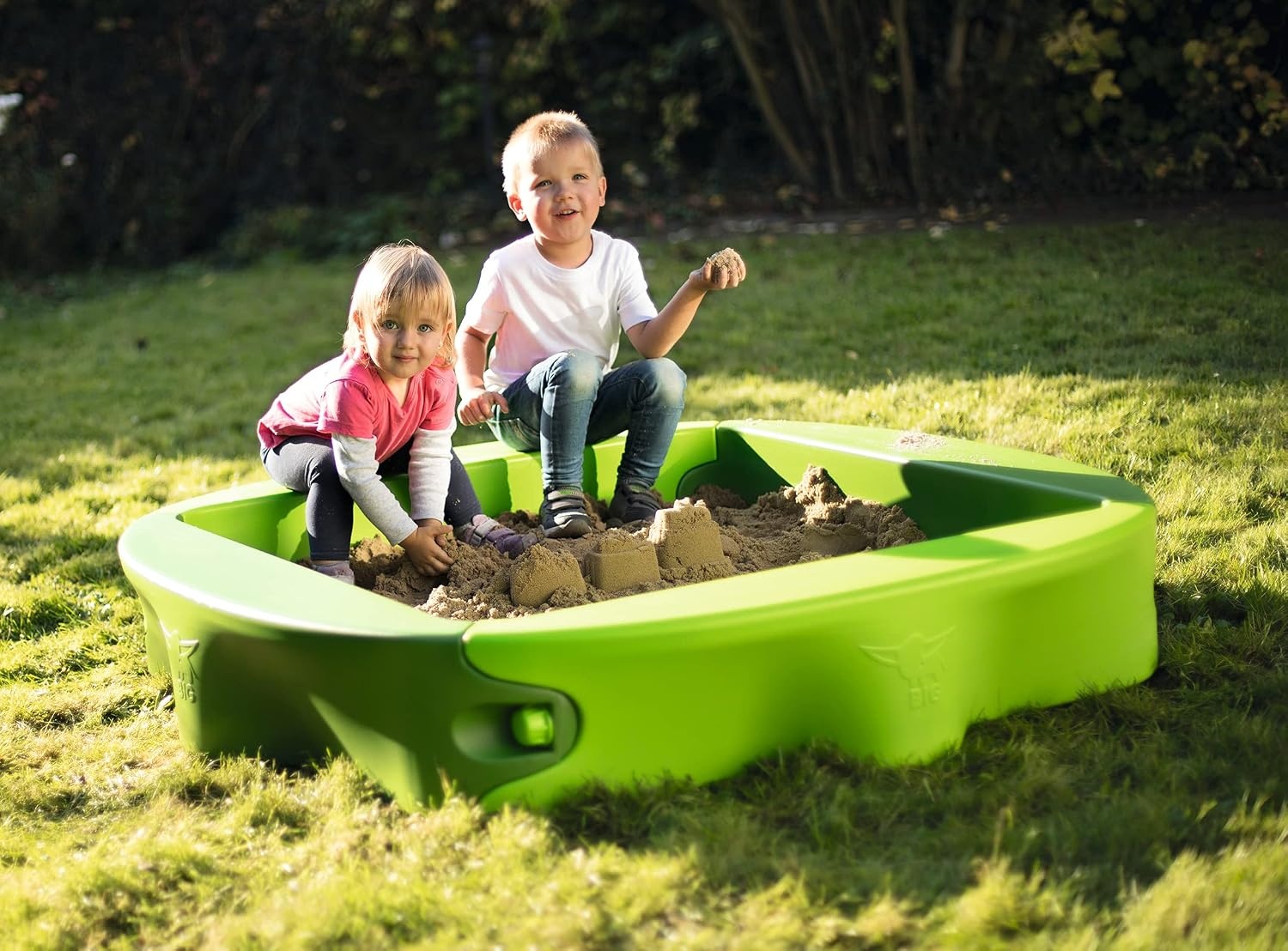 BIG Spielwarenfabrik 800056733 Sandy met harde kaft, zandbak met speelbare afdekking, comfortabel zitvlak, UV-bestendig en weerbestendig kunststof, 138 x 138 cm, voor kinderen vanaf 1 jaar, lichtgroen/donkergroen