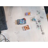 Pokémon - Verzamelkaartspel: Top Trainer-Box Karmesin & Purpur – Stellarkrone (1 full-screen promokaart, 9 boosterpacks & premium accessoires)