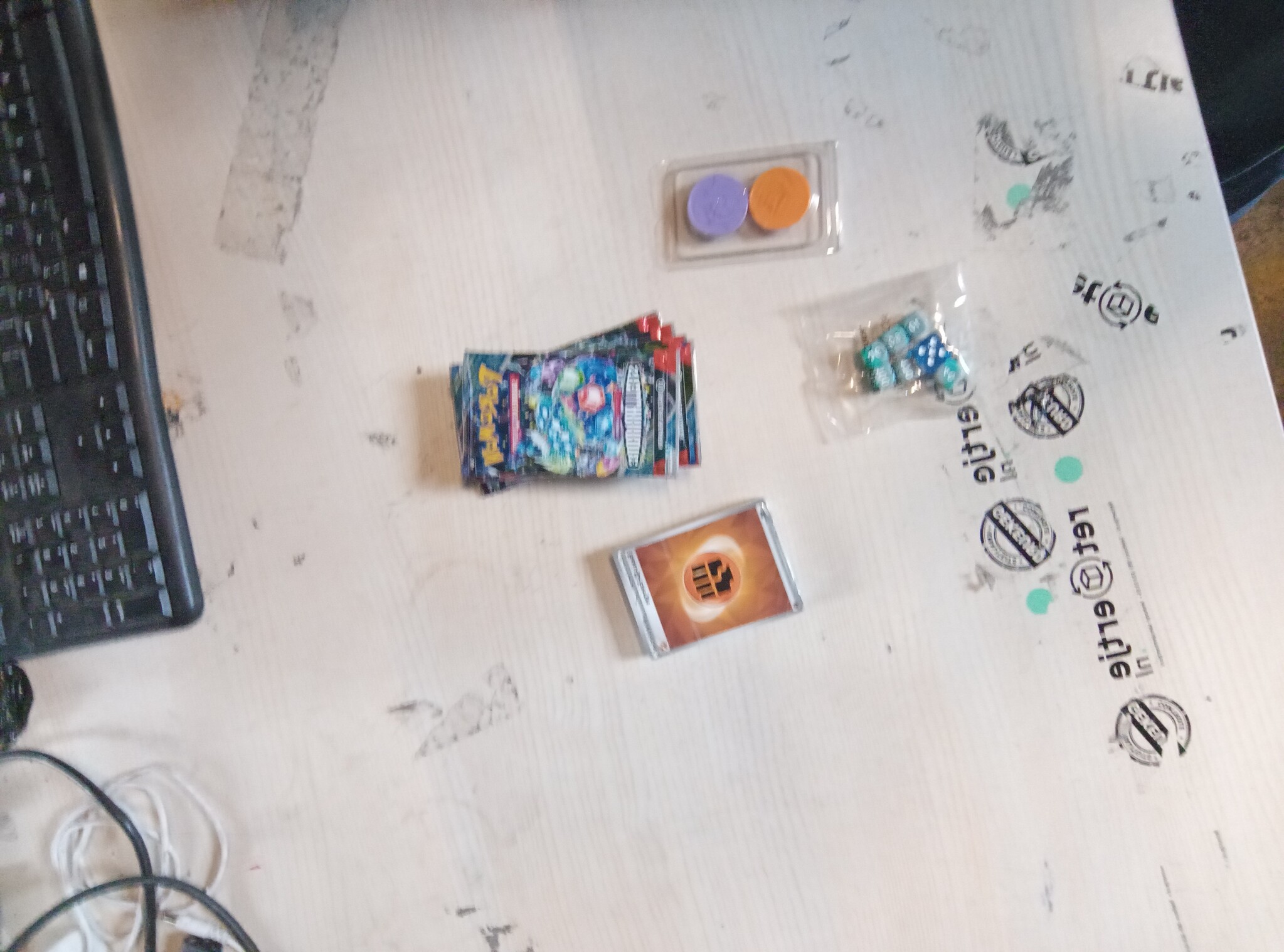 Pokémon - Verzamelkaartspel: Top Trainer-Box Karmesin & Purpur – Stellarkrone (1 full-screen promokaart, 9 boosterpacks & premium accessoires)