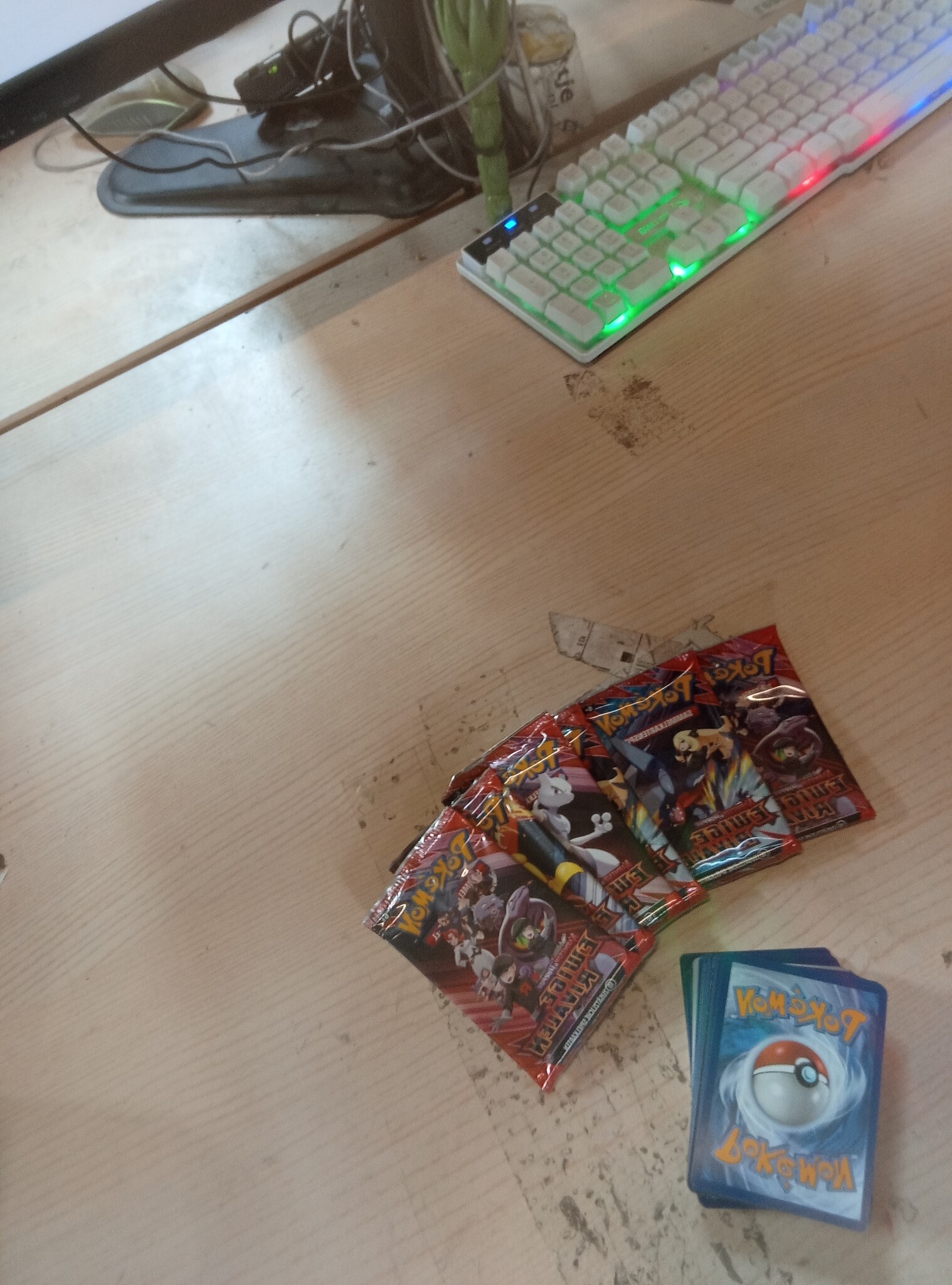 Pokémon Boosterbundel Eeuwige Rivalen: 6 Packs (Karmesijn & Purper) - 57% Korting