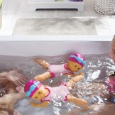 Zwempop 35cm Meerkleurig Interactief - Leert Zwemmen + Zwemband (34% Korting)