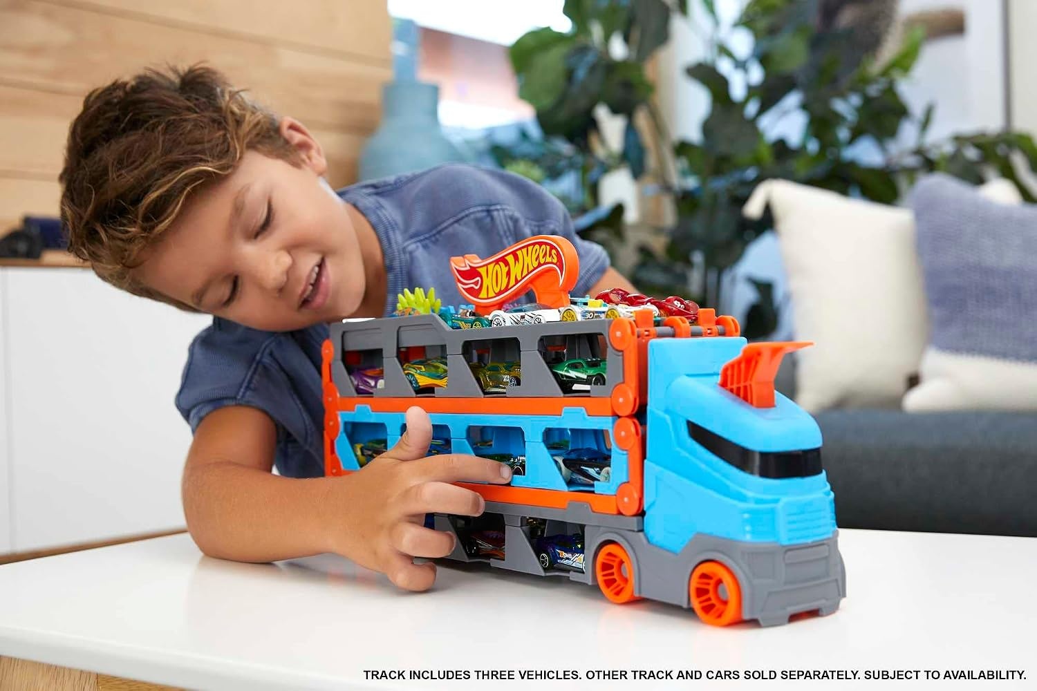 Hot Wheels Speedway Hauler & 3 speelgoedauto's schaal 1:64 | Grote truck voor 20+ auto's, wordt racebaan van 183 cm, past op andere sets en banen, HGH33