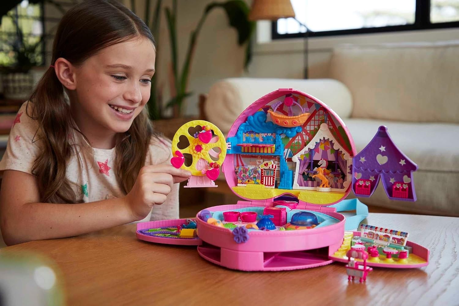 Polly Pocket Compacte Pretparkrugzak met 2 poppen, accessoires en tal van activiteiten, GYK91