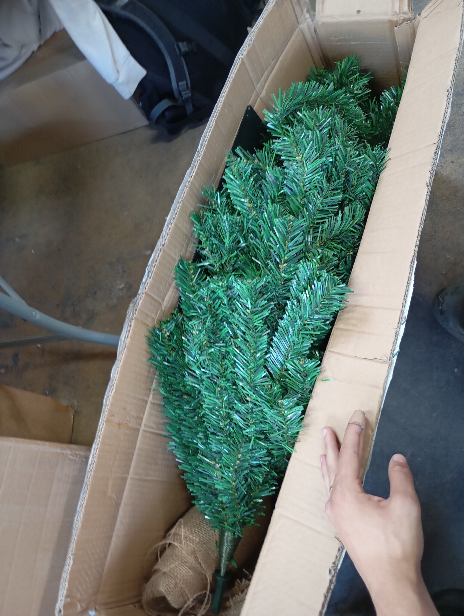 Kunstkerstboom 220 cm - spar met houten stam