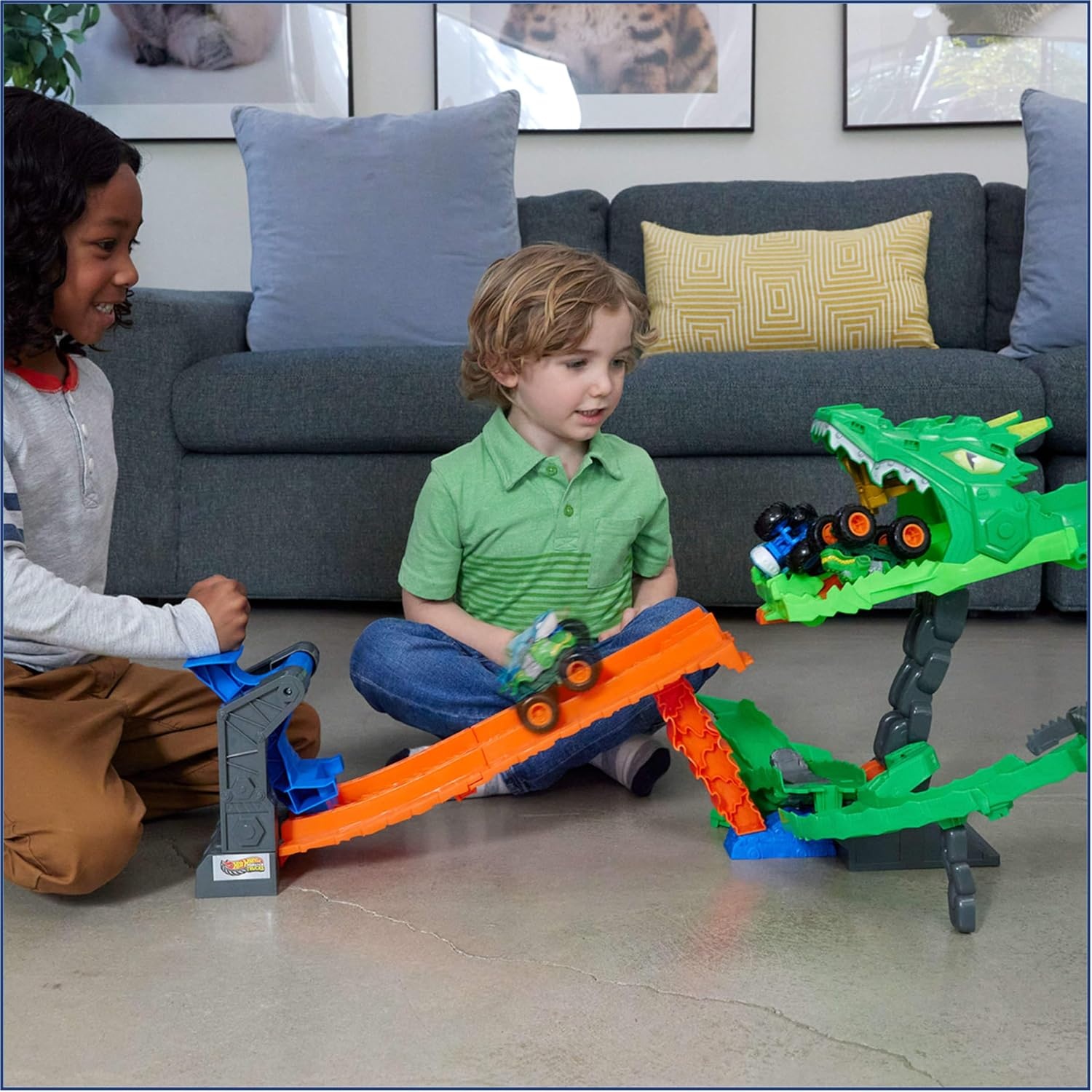 Hot Wheels Monster Trucks Sharks vs. Dino's vernietiging van de draak pistenset met Great Bite en Rageasaur schaal 1:64 om de Zyborg-Nemesis JGB06 te race en te overwinnen
