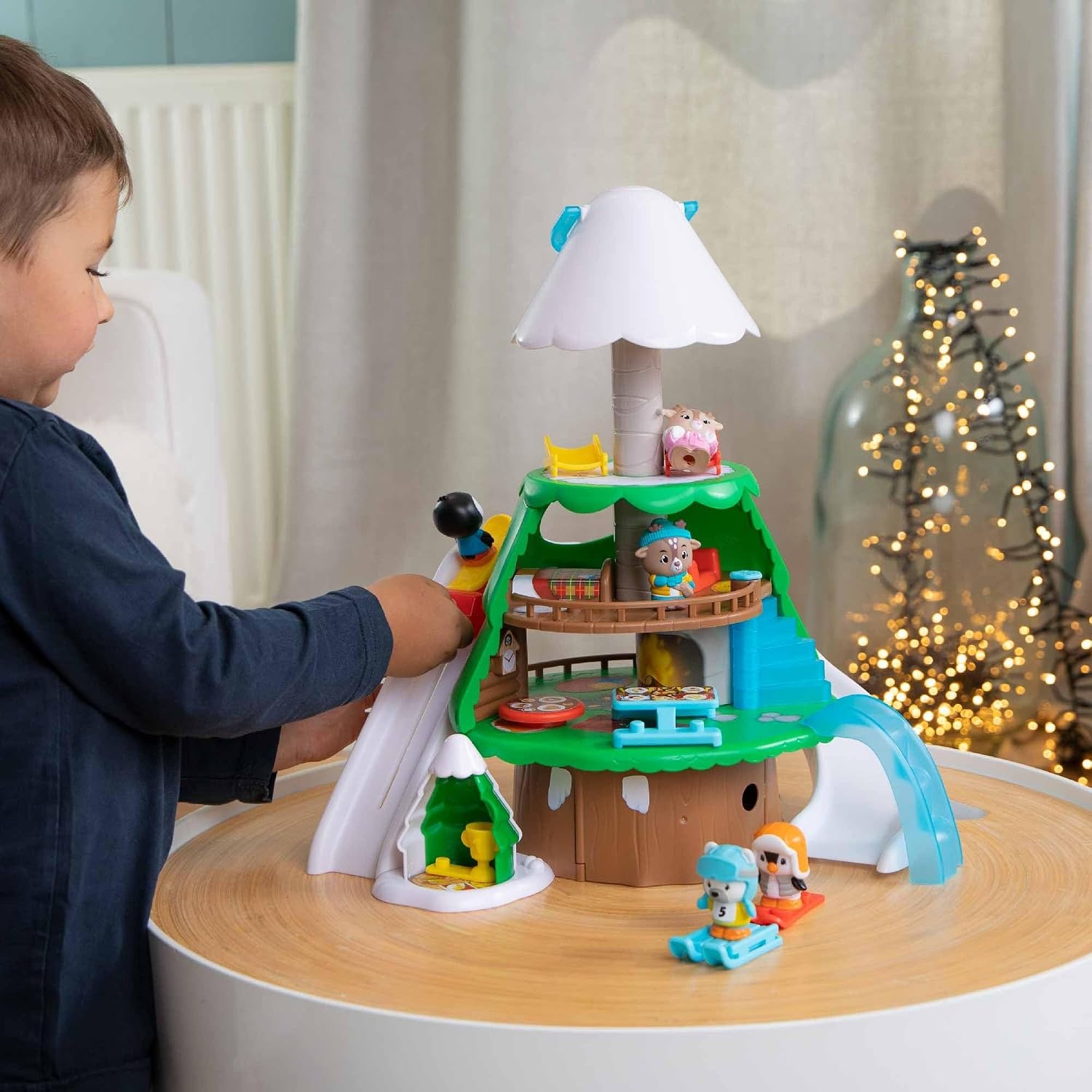 Klorofil - De Gla Resort dennenboom – speelgoed voor kinderen – skigebied – verzint je verhalen – miniatuurwereld – Klorofil universum – 1 figuur en 9 accessoires inbegrepen 700214