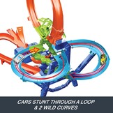 Hot Wheels JKJ78 Speelgoedauto-trackset, stunttrack oneindige crash-actie met die-cast-speelgoedauto in schaal 1:64 en batterij-aangedreven versneller voor eindeloze stunts en races