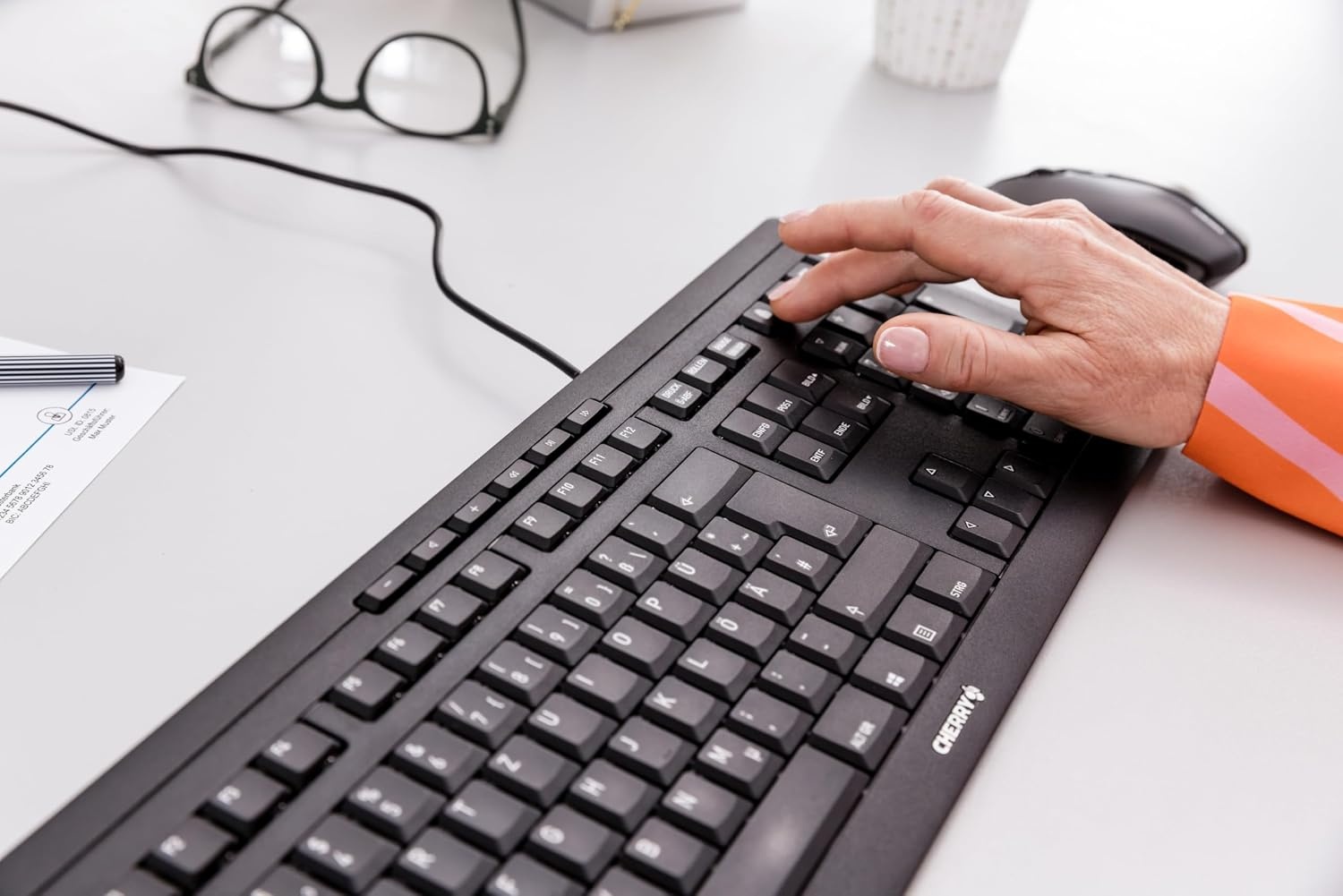 CHERRY STREAM KEYBOARD, Bedraad Toetsenbord, Italiaanse Indeling (QWERTY), Fluisterstille Toetsaanslag, Uniek Typgevoel, Plat Ontwerp, USB-A Verbinding, Zwart