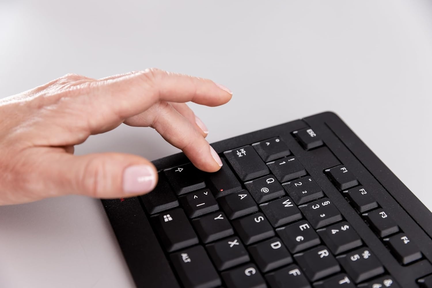 CHERRY STREAM KEYBOARD, Bedraad Toetsenbord, Italiaanse Indeling (QWERTY), Fluisterstille Toetsaanslag, Uniek Typgevoel, Plat Ontwerp, USB-A Verbinding, Zwart