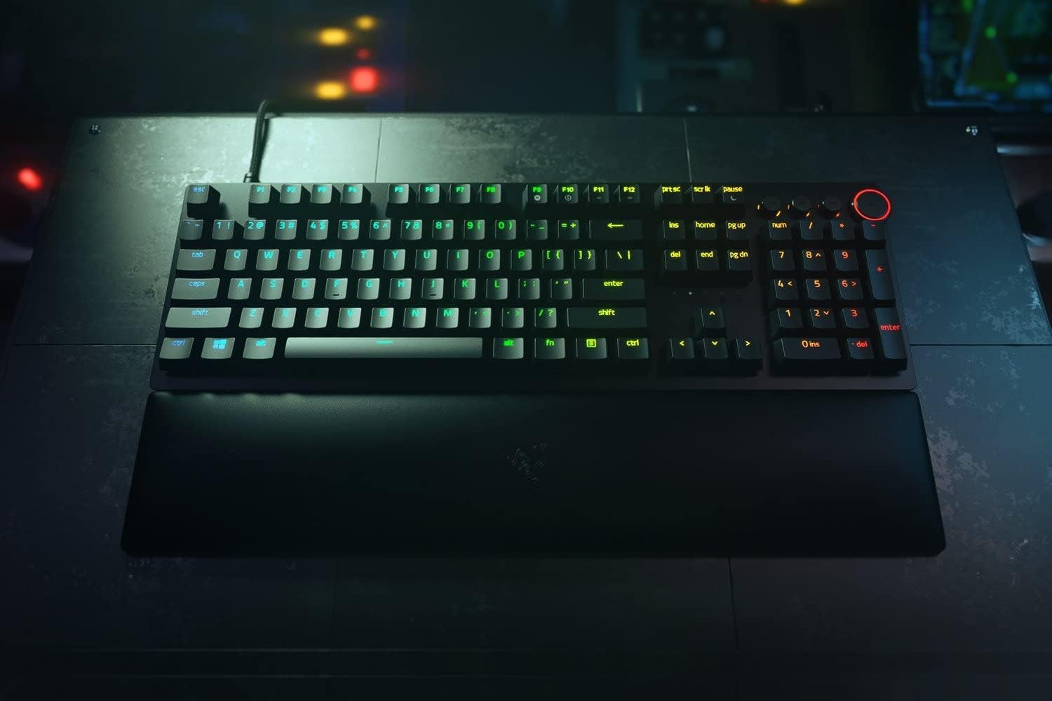 Razer Huntsman V2 (Paarse schakelaar) - Vrijwel latentievrij optisch gaming-toetsenbord (klikkende optische schakelaars, Doubleshot PBT keycaps, palmsteun) QWERTY DE-indeling | Zwart
