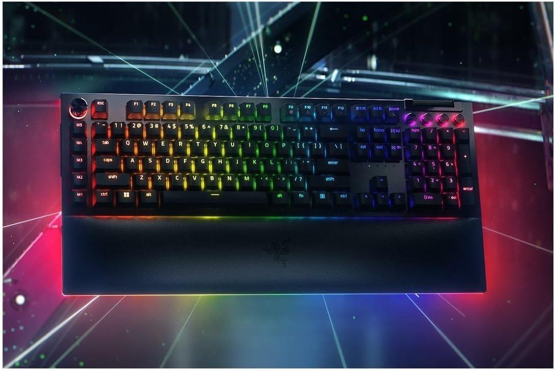 Razer BlackWidow V4 Pro (Green Switch) - Mechanisch gamingtoetsenbord (klikkende mechanische schakelaars, opdrachtwiel en 8 macrotoetsen, multifunctionele roller, palmsteun) QWERTY DE-Layout | Zwart