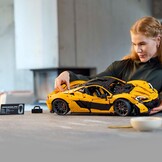 LEGO Technic McLaren P1 hypercar Bouwpakket voor Volwassenen en Decoratie, Modelauto op Schaal om te Verzamelen met V8-zuigermotor en 7 versnellingen, Cadeau voor Hem en Haar 42172