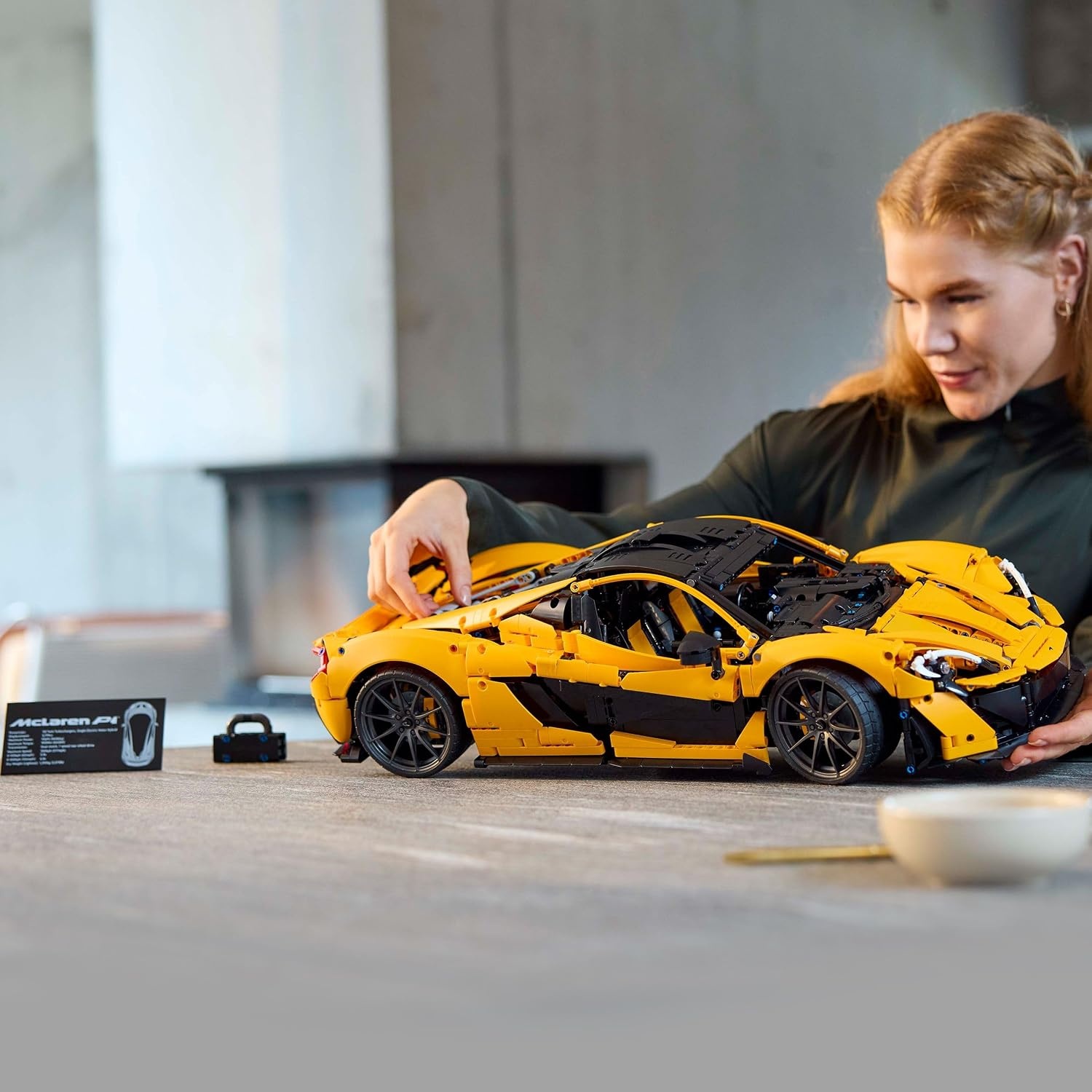 LEGO Technic McLaren P1 hypercar Bouwpakket voor Volwassenen en Decoratie, Modelauto op Schaal om te Verzamelen met V8-zuigermotor en 7 versnellingen, Cadeau voor Hem en Haar 42172