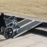 VEVOR Rolstoelhelling, capaciteit 363 kg, draagbare opvouwbare drempelhelling van aluminium, antislip, 121,92 cm, voor scooters, gehandicapten, treden, huis, trappen, deuren, randen