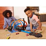 Hot Wheels Spiraal Crash Baanset met gemotoriseerde boosters, FTB65