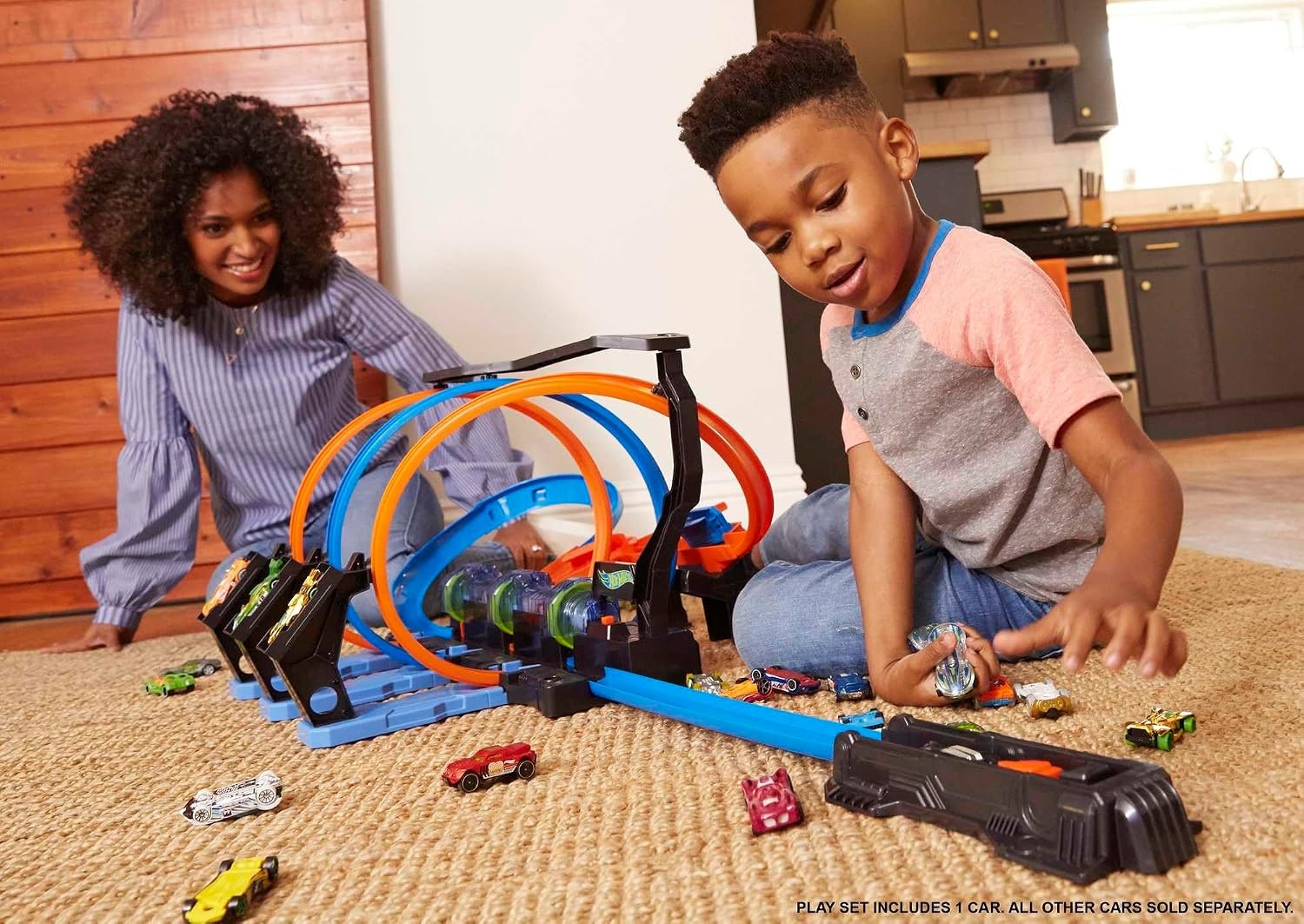 Hot Wheels Spiraal Crash Baanset met gemotoriseerde boosters, FTB65