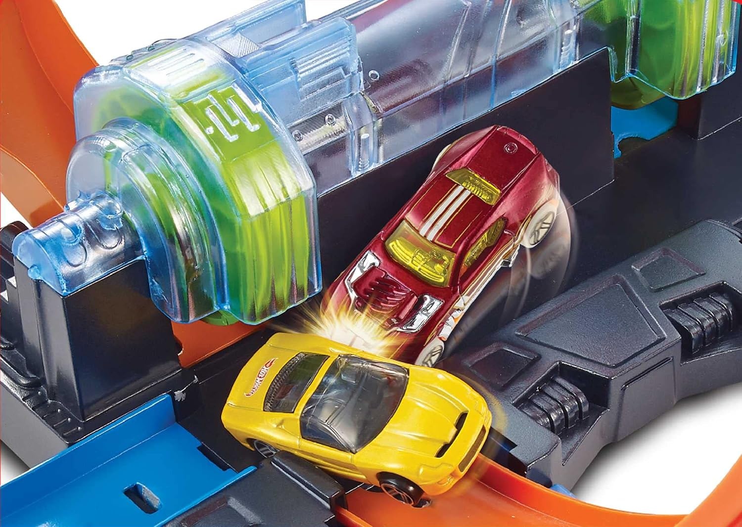 Hot Wheels Spiraal Crash Baanset met gemotoriseerde boosters, FTB65