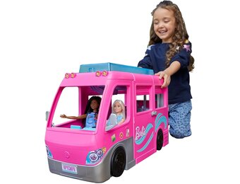 Barbie Dreamcamper speelset, met draaiende wieltjes, 7 speelplekken, zwembad, glijbaan en meer dan 60 campingaccessoires, cadeau voor kinderen van 3 jaar en ouder, HCD46, ruim 80 cm hoog