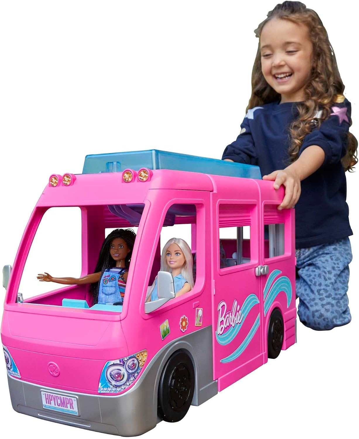 Barbie Dreamcamper speelset, met draaiende wieltjes, 7 speelplekken, zwembad, glijbaan en meer dan 60 campingaccessoires, cadeau voor kinderen van 3 jaar en ouder, HCD46, ruim 80 cm hoog