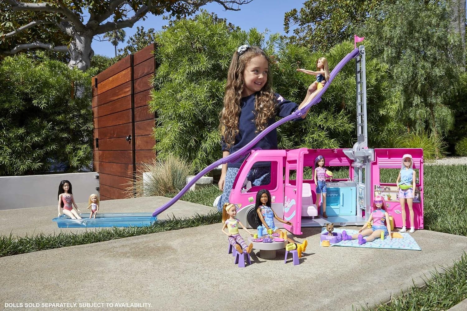 Barbie Dreamcamper speelset, met draaiende wieltjes, 7 speelplekken, zwembad, glijbaan en meer dan 60 campingaccessoires, cadeau voor kinderen van 3 jaar en ouder, HCD46, ruim 80 cm hoog
