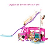Barbie Dreamcamper speelset, met draaiende wieltjes, 7 speelplekken, zwembad, glijbaan en meer dan 60 campingaccessoires, cadeau voor kinderen van 3 jaar en ouder, HCD46, ruim 80 cm hoog
