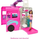 Barbie Dreamcamper speelset, met draaiende wieltjes, 7 speelplekken, zwembad, glijbaan en meer dan 60 campingaccessoires, cadeau voor kinderen van 3 jaar en ouder, HCD46, ruim 80 cm hoog