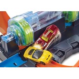 Hot Wheels Spiraal Crash Baanset met gemotoriseerde boosters, FTB65