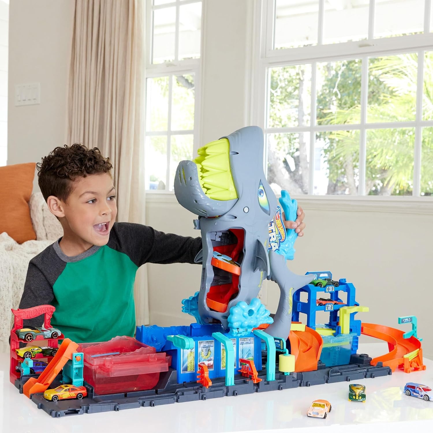 Hot Wheels City Ultra Shark wasstraat met Color Reveal-auto