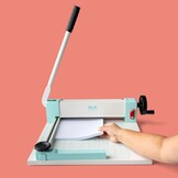 We R Makers Cinch Stack Cutter - Guillotine Papiersnijder voor Papier van 31,75 cm x 2,5 cm - voor Boekbinden, Scrapbooking, Kaarten Maken & DIY