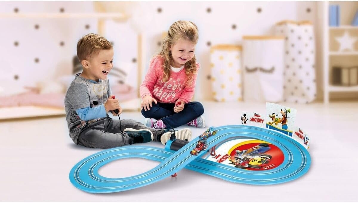 Carrera First 20063045 Mickey's Fun Race 20063045 Racebaan voor peuters, met Disney-figuren, 2,4 meter lange speelbaan, ergonomische handcontroller, met rotonde voor extra speelplezier