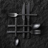 HIKAA 60-delig bestek, zwart, bestekset voor 12 personen, gehamerd eetbestek van 18/10 roestvrij staal, bestekset voor thuis en restaurants, vaatwasmachinebestendig