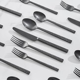 HIKAA 60-delig bestek, zwart, bestekset voor 12 personen, gehamerd eetbestek van 18/10 roestvrij staal, bestekset voor thuis en restaurants, vaatwasmachinebestendig