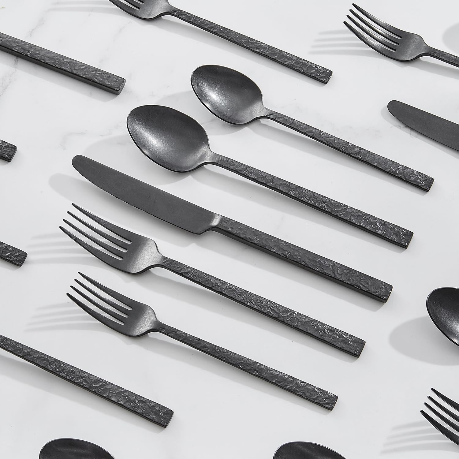 HIKAA 60-delig bestek, zwart, bestekset voor 12 personen, gehamerd eetbestek van 18/10 roestvrij staal, bestekset voor thuis en restaurants, vaatwasmachinebestendig
