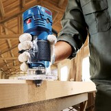 Bosch Professional Randfrees GKF 550 (incl. parallelaanslag, rolgeleiding, grijs, 2x moersleutel (17mm, 10 mm), in doos)