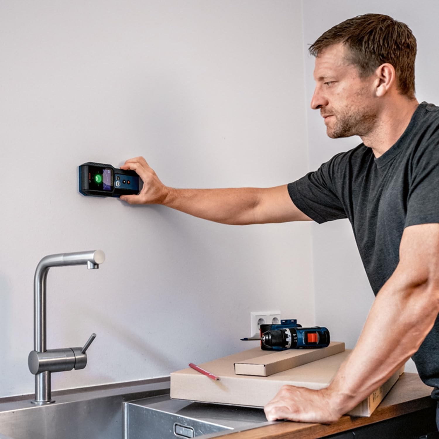 Bosch Professional muurscanner GMS 120-27 (USB-C-kabel, max. detectiediepte non-ferrometaal/ferrometaal/spanningvoerende leiding/hout: 120/100/50/30 mm, 2 x AA-batterijen, opbergetui)