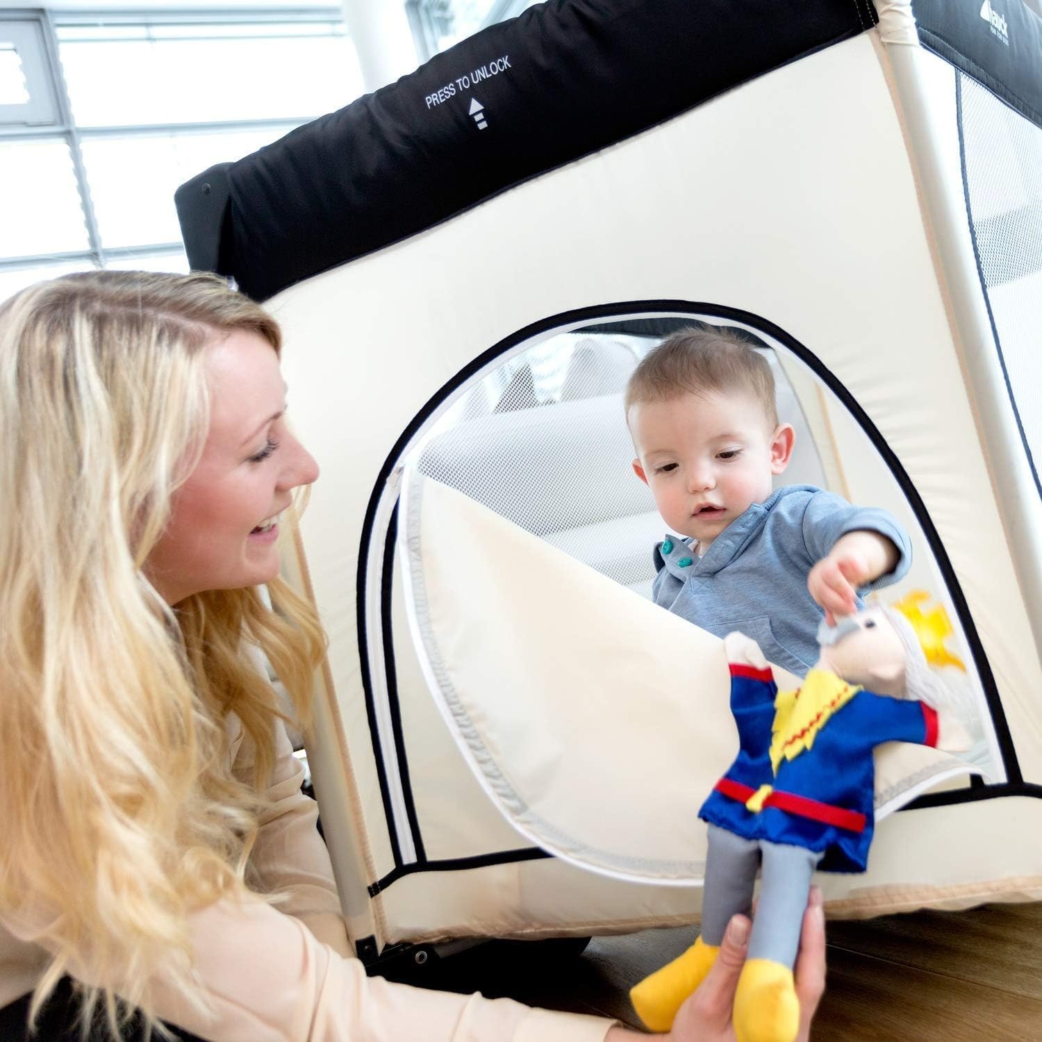Hauck Dream N Play Plus Reisbed, 120 x 60 cm (opgevouwen: 76 x 24 x 23 cm), voor baby's en kinderen vanaf de geboorte tot 15 kg, licht, compact opvouwbaar, antislip, beige/grey