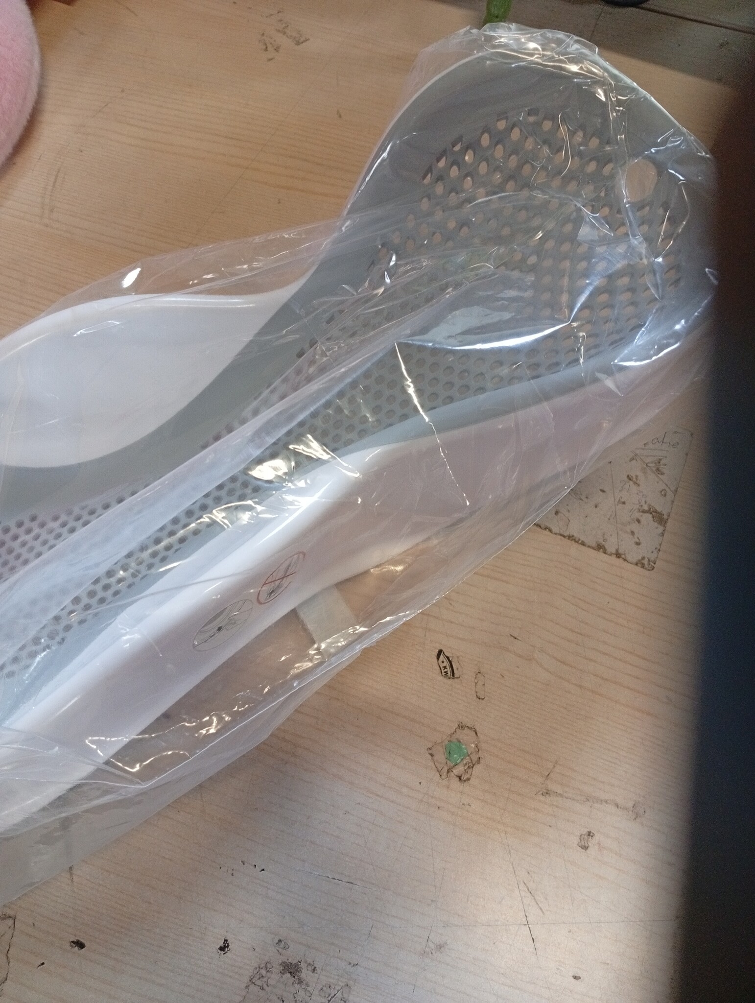 Angelcare Ergonomisch badzitje voor de babybadkuip Light Grey, aangenaam zacht ligvlak, ophangbaar