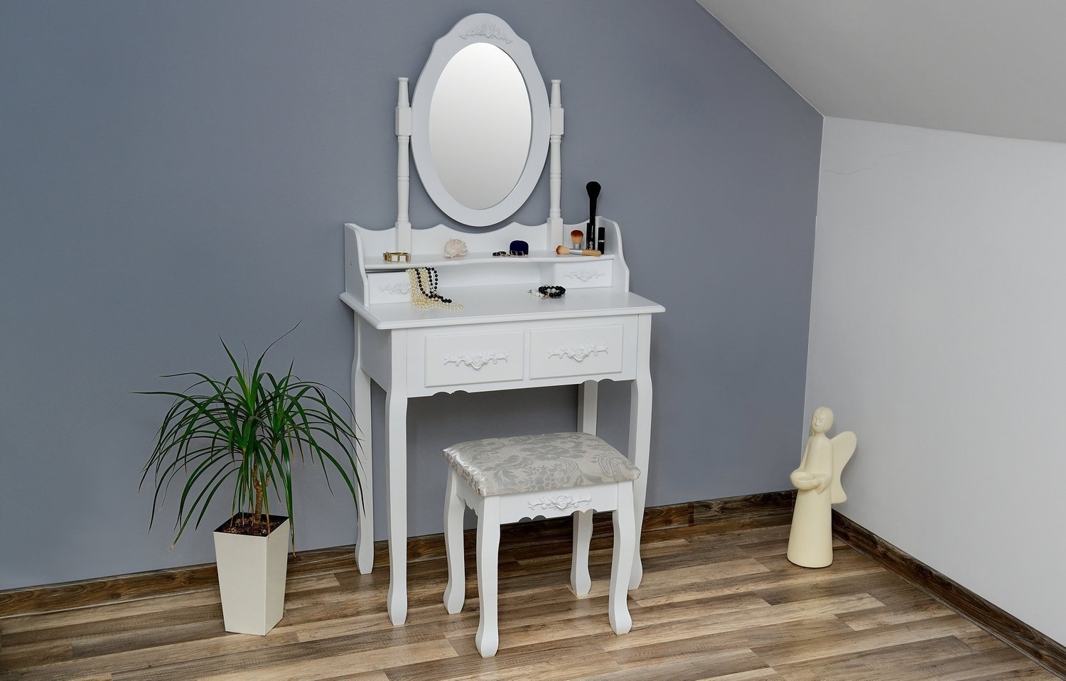 Een cosmetische kaptafel met een spiegel en een krukje
