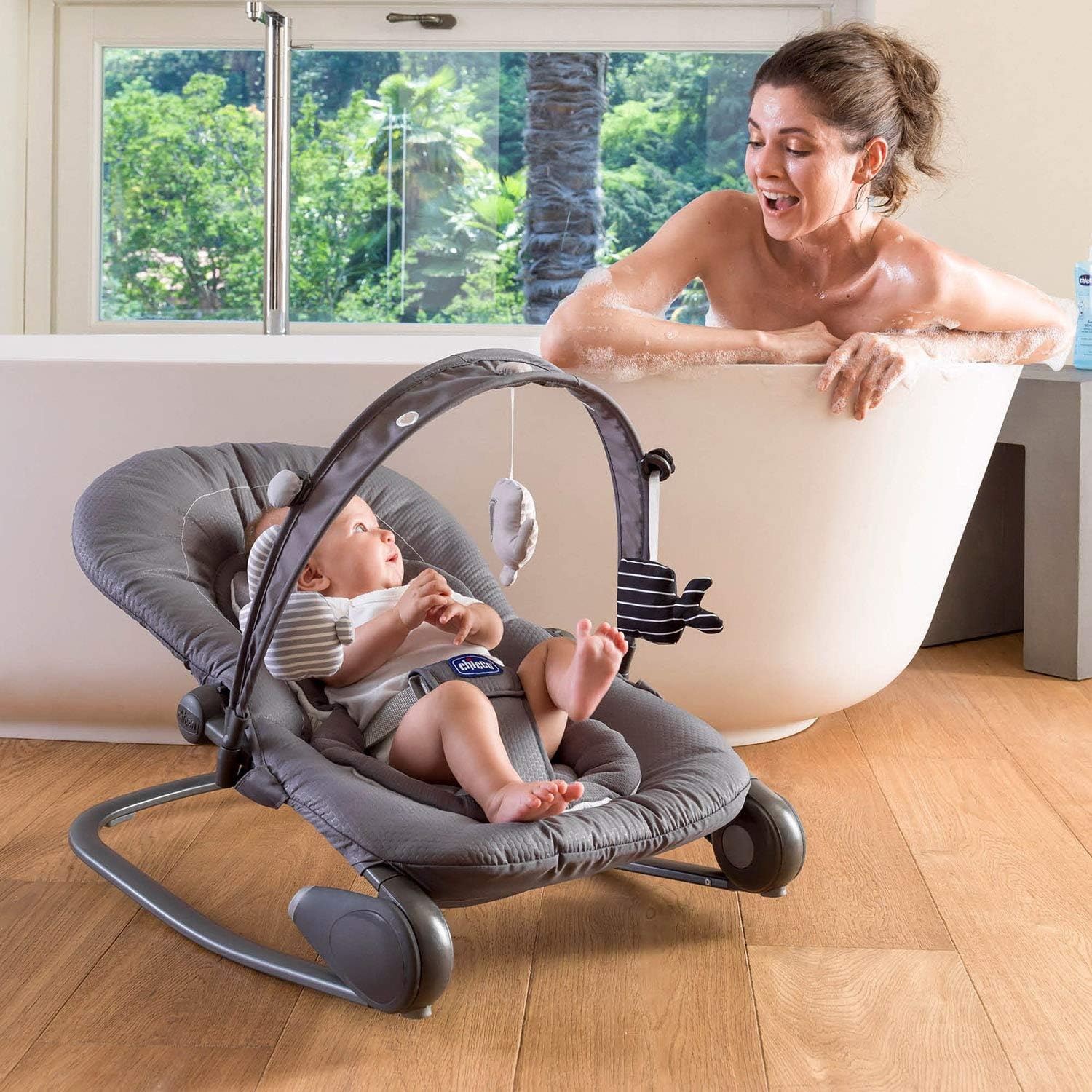 Chicco - Wipstoel Hooplà - 0 tot 18 kg - Verstelbaar naar Kinderstoel - Kantelbare Rugleuning - Inclusief Speelboog - 4 Wielen - Grijs (Titanium)