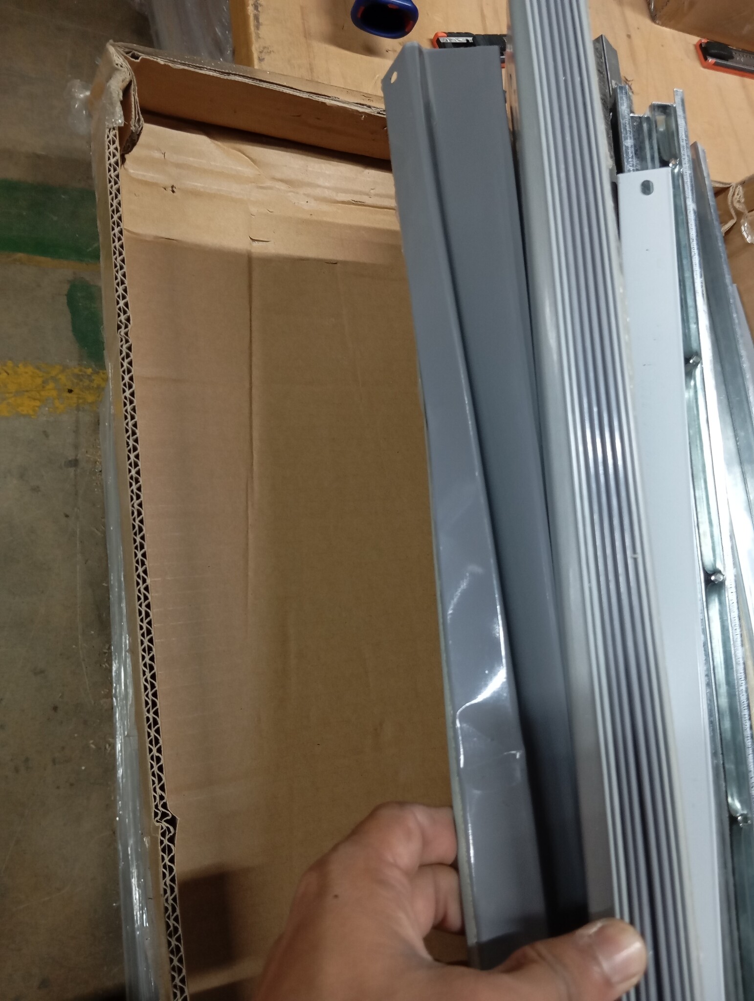 vidaXL Tuinbox 129x67x65 cm grijs