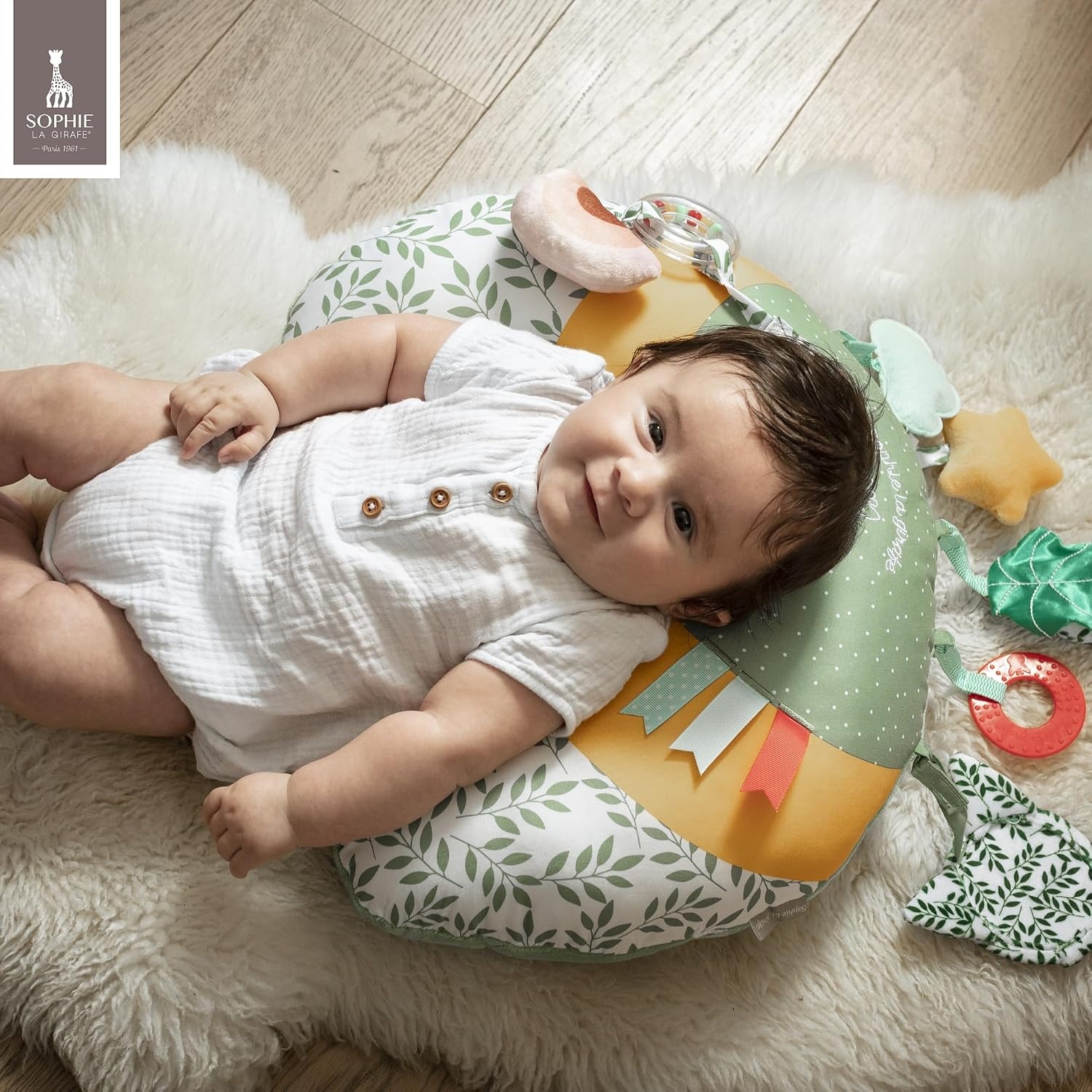 Sophie la girafe Cosy Play Cushion, activity entertainment soft comforter